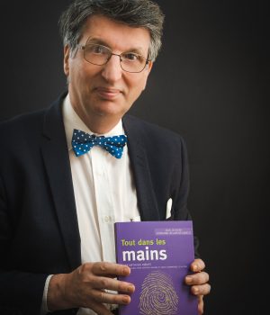 2023 Jean de BONY portrait avec livre TDLM.jpg